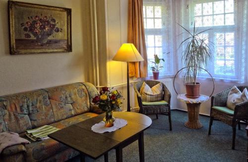 ein Wohnzimmer mit einem Sofa und einem Tisch in der Unterkunft Parkvilla Bad Lausick in Bad Lausick
