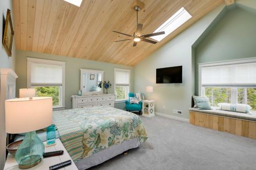 um quarto com uma cama e uma ventoinha de tecto em Oceanfront Prospect Harbor House with Deck and View em Prospect Harbor