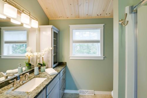 Un baño con dos lavabos y un espejo. en Oceanfront Prospect Harbor House with Deck, View, en Prospect Harbor