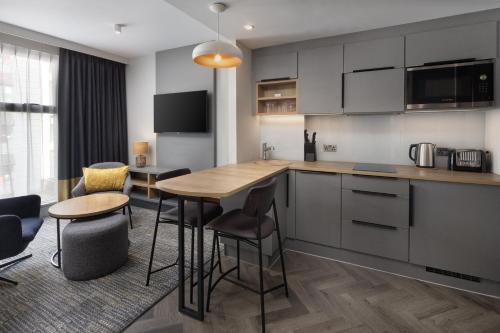 Køkken eller tekøkken på Staybridge Suites London-Vauxhall by IHG