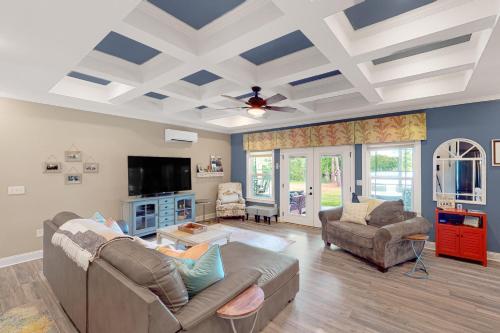 Luxury Lake Retreat – Photos 2