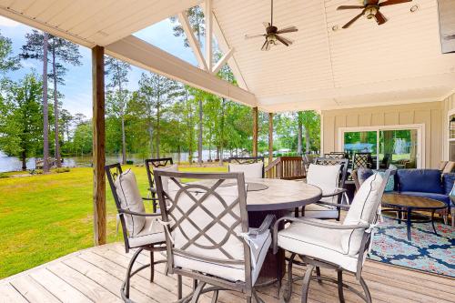 Luxury Lake Retreat – Photos 3