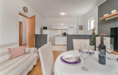 Gorgeous Apartment In Novi Vinodolski
