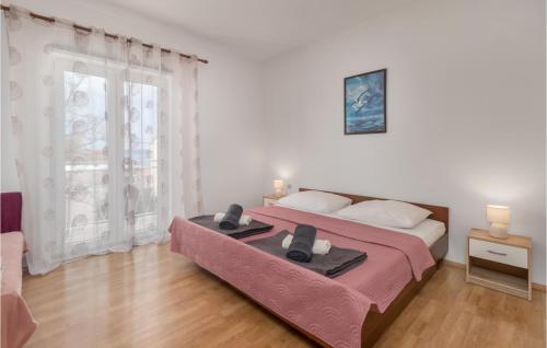 Beautiful Apartment In Novi Vinodolski With 2 Bedrooms And Wifi 객실 침대