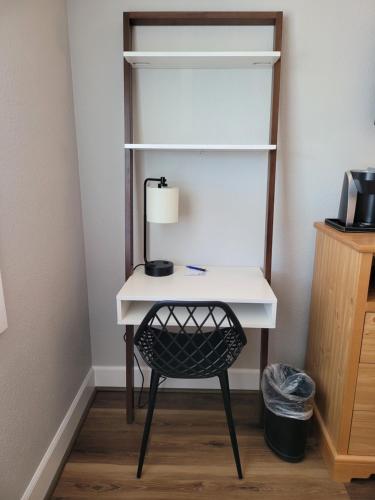 a desk with a lamp and a chair in a room at Bridge Street Inn in Baker City
