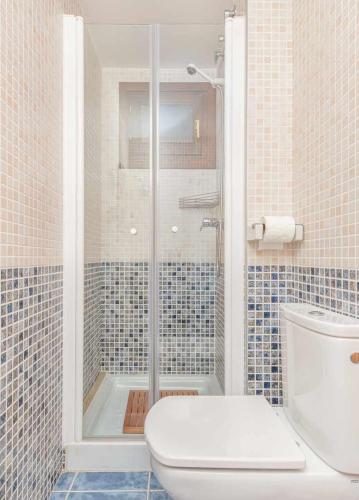a bathroom with a shower with a toilet and a tub at Chalet El Molino de Castiello in Castiello de Jaca