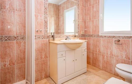 a bathroom with a sink and a toilet at Awesome Home In Riviera Del Sol With 3 Bedrooms, Wifi And Outdoor Swimming Pool in La Cala de Mijas