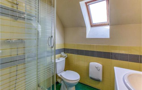Castelnau-de-MandaillesにあるCozy Home In Castelnau D Mandailles With Kitchenのバスルーム(トイレ、洗面台付)、窓が備わります。