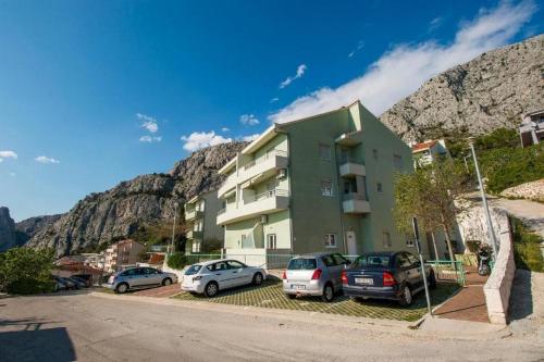 Apartments with parking space Omis - 21058