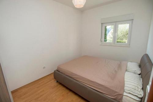 Apartments with parking space Omis - 21058