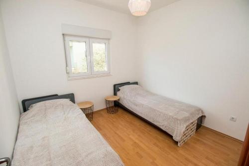 Apartments with parking space Omis - 21058