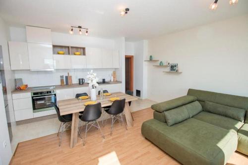 Apartments with parking space Omis - 21058