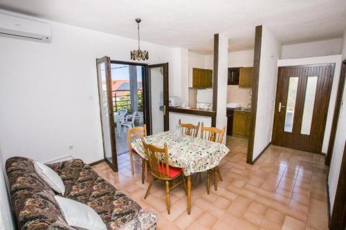 Apartments with parking space Nemira, Omis - 21059