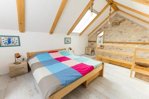 ein Schlafzimmer mit einem Bett in einem Zimmer in der Unterkunft Secluded house with WiFi Zlarin - 21177 in Zlarin