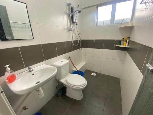 a bathroom with a toilet and a sink at The Sky - The Cave Guest House in Tanah Rata