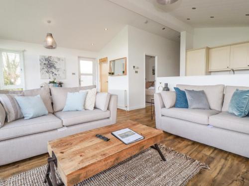 uma sala de estar com dois sofás e uma mesa de centro em 8 Horizon View em Liskeard