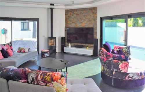 - un salon avec un canapé, des chaises et une cheminée dans l'établissement 3 Bedroom Beautiful Home In Lons, à Lons
