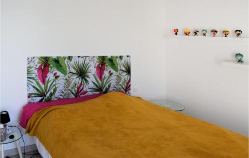 1 dormitorio con 1 cama con manta amarilla en Nice Home In Lons With Kitchen, en Lons