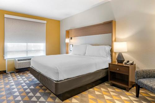 Un pat sau paturi într-o cameră la Holiday Inn Louisville Airport South, an IHG Hotel