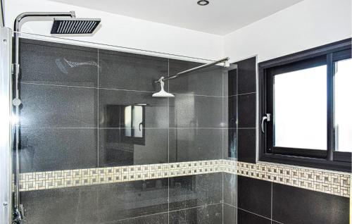 La salle de bains est pourvue d'une douche avec une porte en verre. dans l'établissement Nice Home In Lons With Kitchen, à Lons