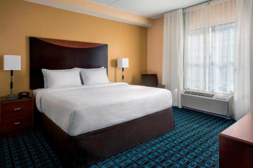 Habitación de hotel con cama grande y ventana en Fairfield inn & Suites by Marriott Baltimore Downtown/Inner Harbor, en Baltimore