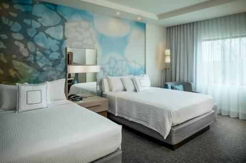 um quarto de hotel com duas camas e uma janela em Courtyard by Marriott Corvallis em Corvallis