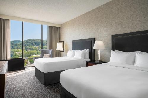 una camera d'albergo con due letti e una grande finestra di Renaissance Asheville Downtown Hotel ad Asheville