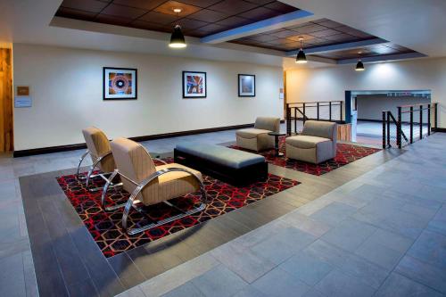 een lobby met een wachtruimte met stoelen en een bank bij Four Points by Sheraton Charleston in Charleston