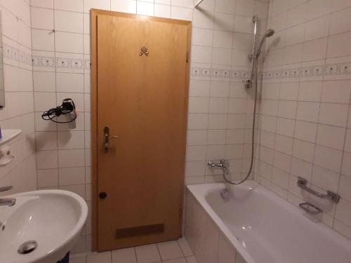 Lovely Apartment in Bayrischzell with 2 Sauna, Garden and Terrace في بايريشزيل: حمام مع دش وحوض استحمام ومغسلة