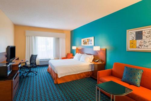 Habitación de hotel con cama y sofá en Fairfield Inn & Suites by Marriott Allentown Bethlehem/Lehigh Valley Airport, en Bethlehem