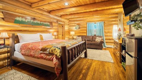 - une chambre avec un lit dans une cabane en rondins dans l'établissement Dodge Peak Lodge, à Bonners Ferry