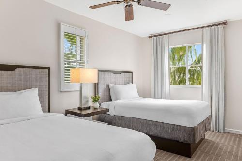 Habitación de hotel con 2 camas y ventana en Marriott's Grande Vista, en Orlando