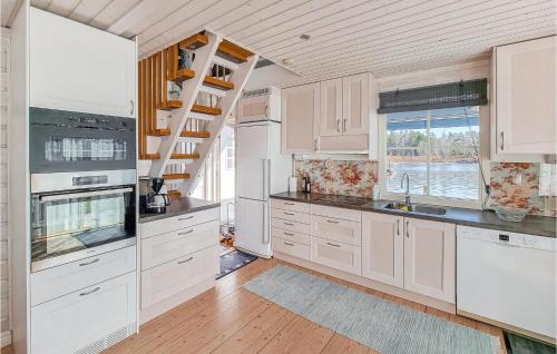 Dapur atau dapur kecil di Lovely Home In Hällekis With Wifi