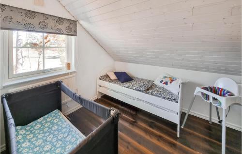 Cette petite chambre comprend 2 lits superposés et une fenêtre. dans l'établissement Amazing Home In Hllekis With Lake View, à Lugnås