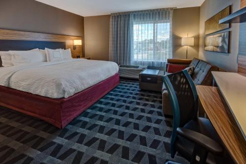 Habitación de hotel con cama y escritorio en TownePlace Suites by Marriott Auburn University Area, en Auburn