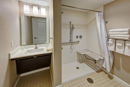 y baño con lavabo y ducha. en TownePlace Suites by Marriott Auburn University Area en Auburn