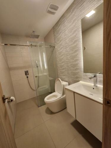 a bathroom with a toilet and a sink and a shower at Suite departamento de lujo sector la Carolina in Quito