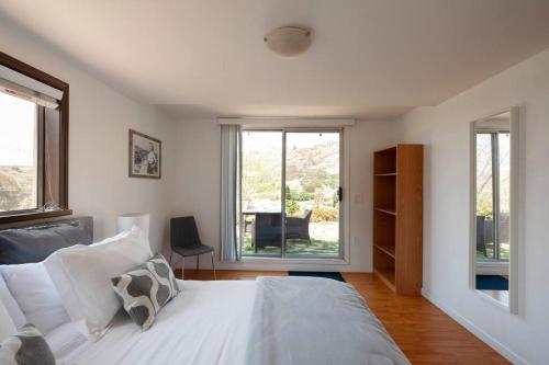 um quarto com uma cama branca e uma janela em Malibu Peaceful Cottage, Near Beach & Hiking Trails em Malibu