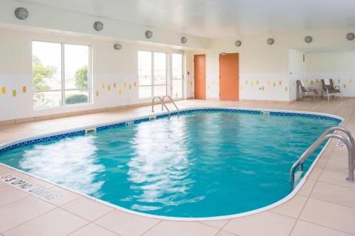 una piscina in una camera d'albergo con acqua blu di Fairfield Inn & Suites Waco South a Waco