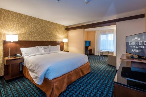 um quarto de hotel com uma cama grande e uma televisão em Fairfield Inn & Suites by Marriott Enterprise em Enterprise