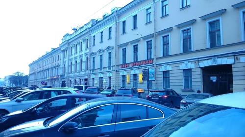 un montón de autos estacionados en un estacionamiento en Apartments on Italyanskaya, en San Petersburgo
