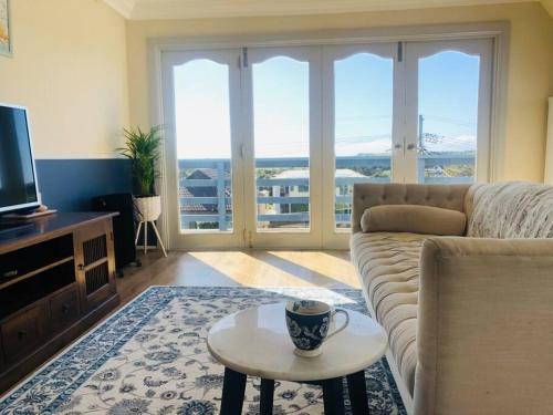 雪梨的住宿－Amazing Views - 3 Bed Malabar，带沙发和咖啡桌的客厅