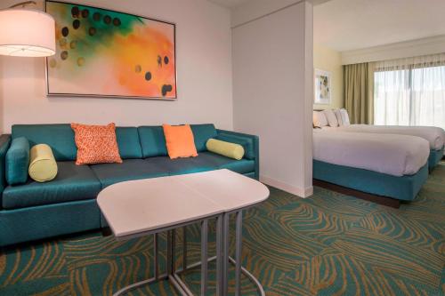 um quarto de hotel com um sofá e uma cama em SpringHill Suites by Marriott Gaithersburg em Gaithersburg