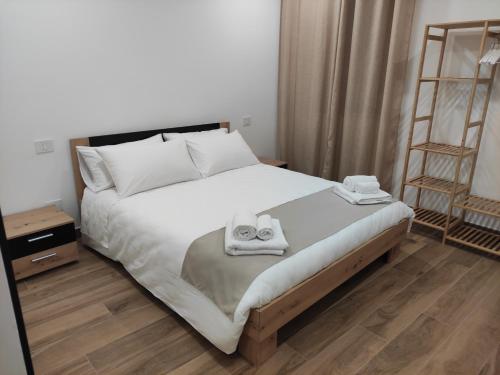 1 dormitorio con 1 cama con 2 toallas en Nel Cuore del Borgo, en Vitorchiano
