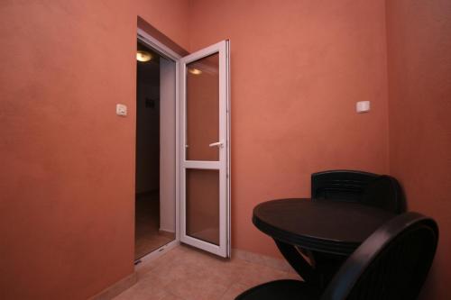 a bathroom with a toilet and a glass door at Apartment Basioli in Sali