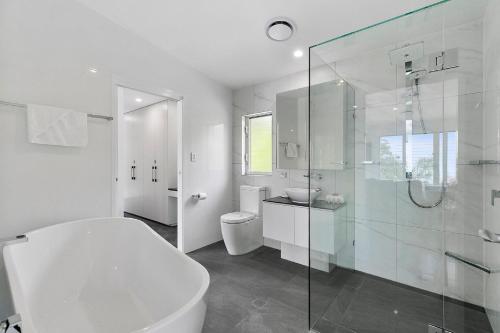 Ένα μπάνιο στο North Facing Apartment Unit 2 13 Angler Street Noosa Heads