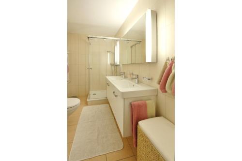uma pequena casa de banho com lavatório e WC em Apartment Skyline 108 em St. Moritz
