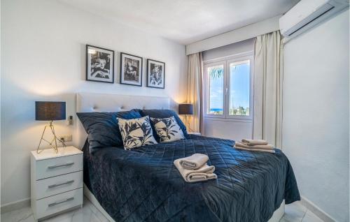 Sitio de CalahondaにあるStunning Apartment In Riviera Del Sol With Wifiのベッドルーム1室(青い掛け布団、窓付)