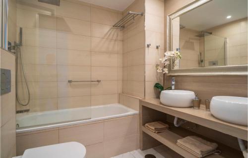 y baño con bañera, lavabo y aseo. en Stunning Apartment In Riviera Del Sol With Wifi, en Sitio de Calahonda