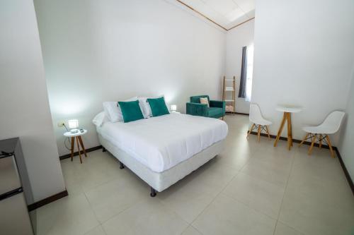 um quarto com uma cama, uma mesa e cadeiras em Natüra Hotel Monteverde em Monteverde